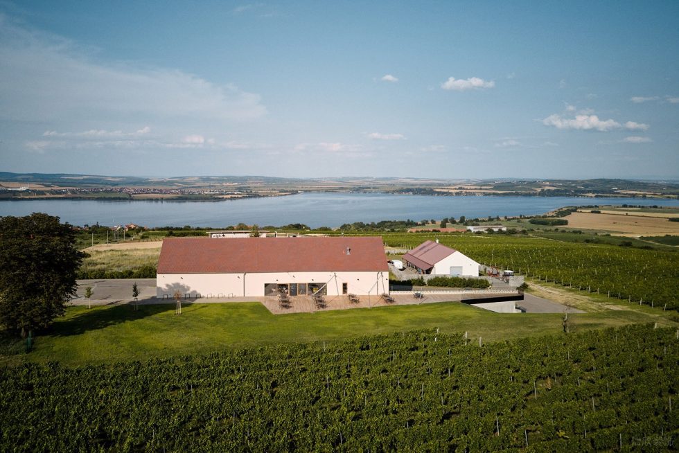 深圳寶安簡約輕工業(yè)酒館外觀裝修設(shè)計(jì)