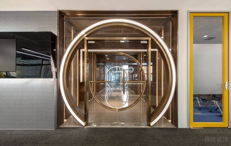 深圳龍崗山海商業(yè)廣場工業(yè)現(xiàn)代風(fēng)設(shè)計特色辦公室裝修案例鈦金不銹鋼特色造型入戶大門 深圳龍崗山海商業(yè)廣場工業(yè)現(xiàn)代風(fēng)設(shè)計特色辦公室裝修案例鈦金不銹鋼特色造型入戶大門