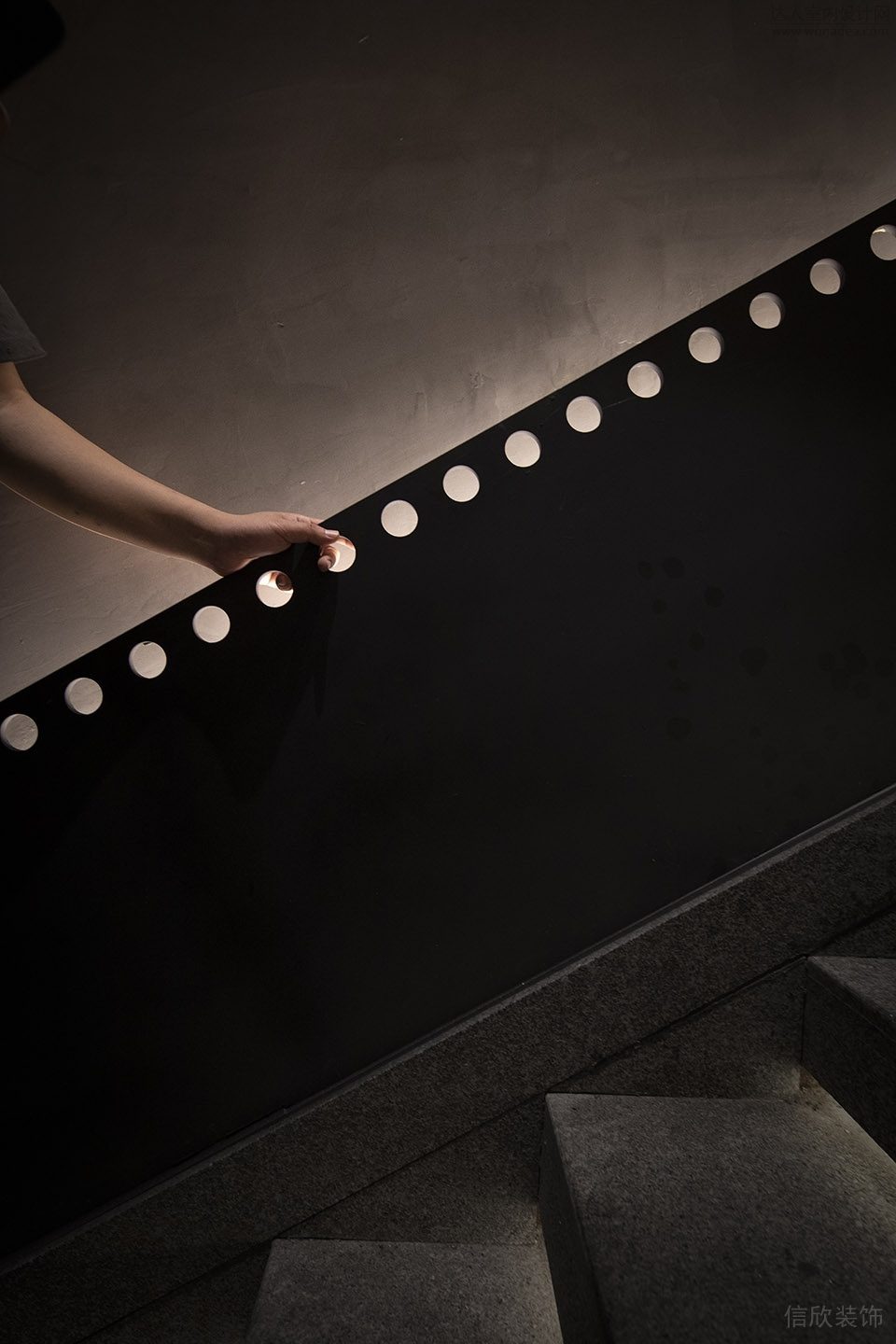 深圳龍崗現(xiàn)代摩登餐廳扶手裝修設計