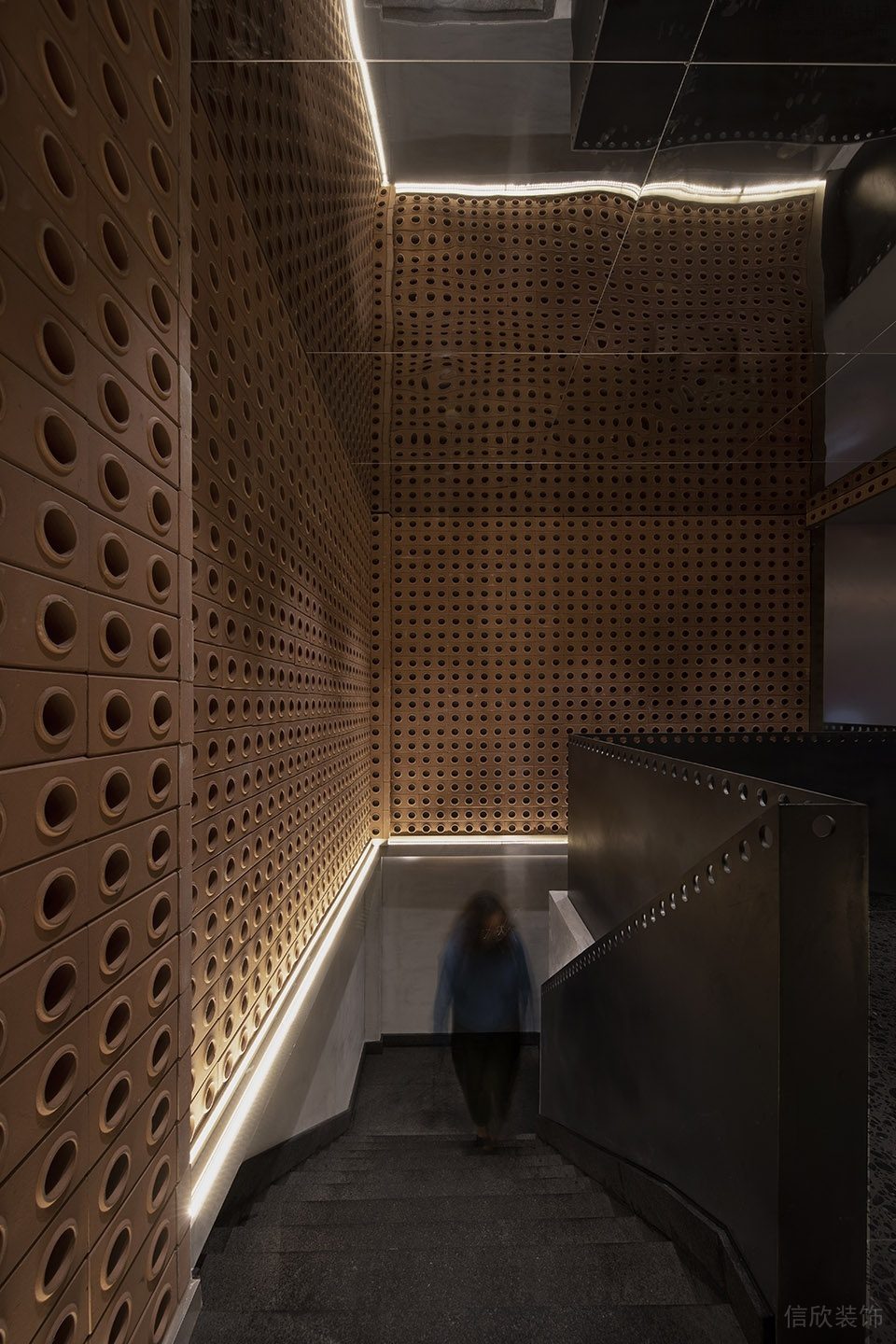 深圳龍崗現(xiàn)代摩登餐廳樓梯裝修設計