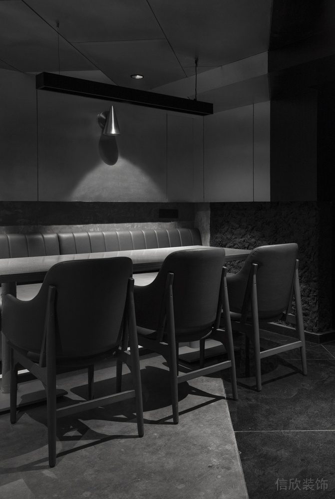 深圳龍華區(qū)黑色金屬酒吧燈光下的卡坐裝修設(shè)計 (2)