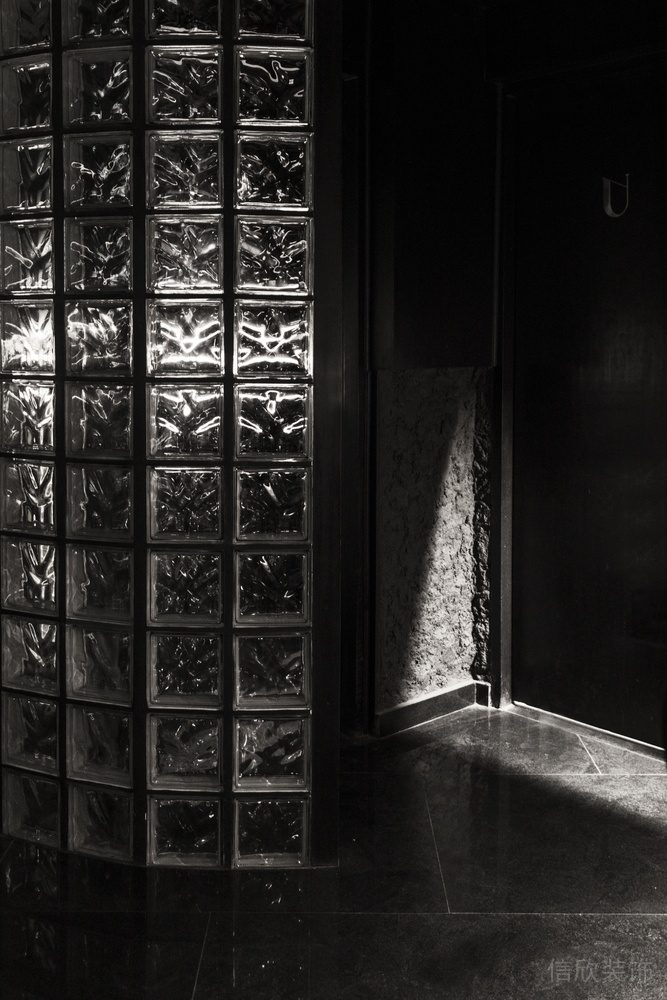 深圳龍華區(qū)黑色金屬酒吧光影點(diǎn)綴隔斷玻璃裝修設(shè)計