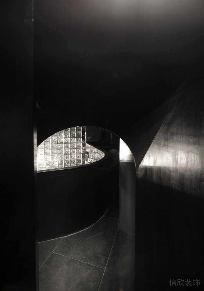 深圳龍華區(qū)黑色金屬酒吧黑色配色拱門裝修設(shè)計