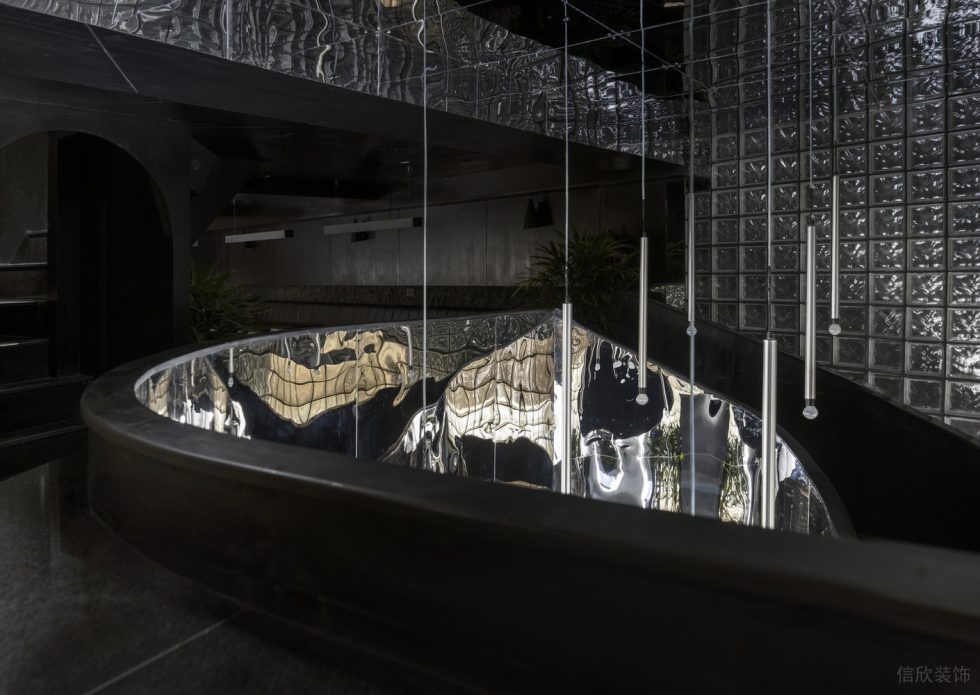 深圳龍華區(qū)黑色金屬酒吧弧形二樓挑空吊燈裝修設(shè)計