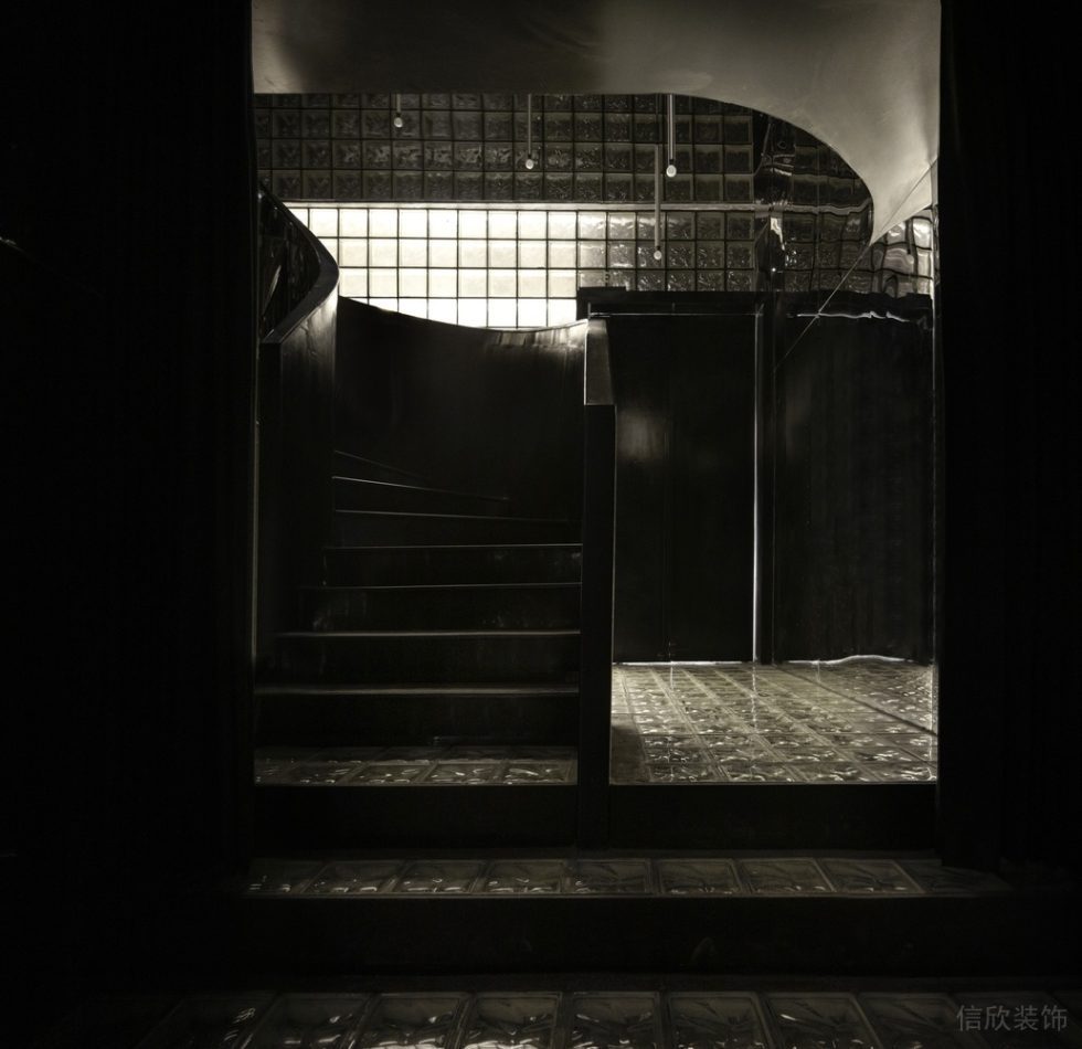 深圳龍華區(qū)黑色金屬酒吧酷炫入戶玄關(guān)裝修設(shè)計