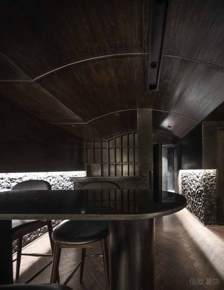 深圳龍華區(qū)黑色金屬酒吧木制天花吧臺裝修設(shè)計