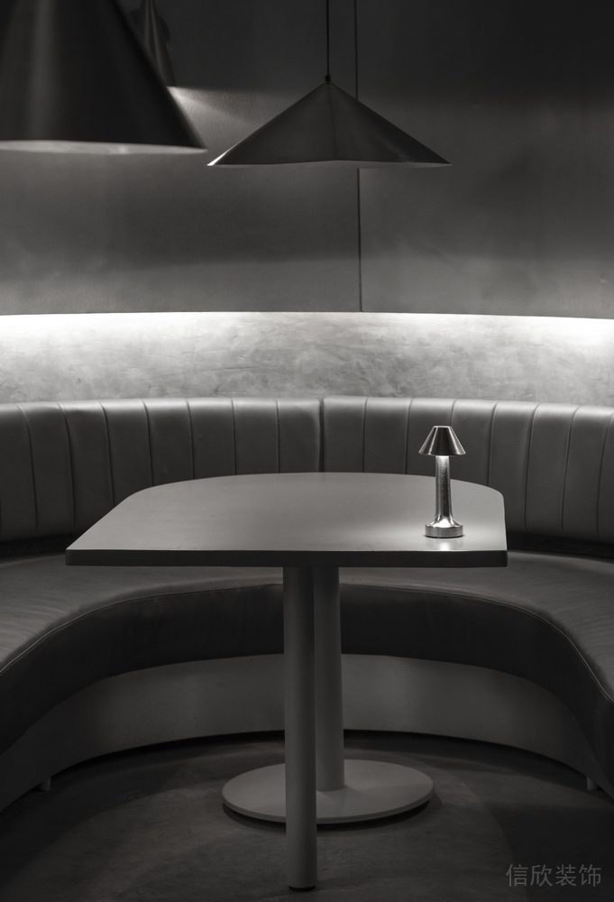 深圳龍華區(qū)黑色金屬酒吧圓弧卡坐裝修設(shè)計