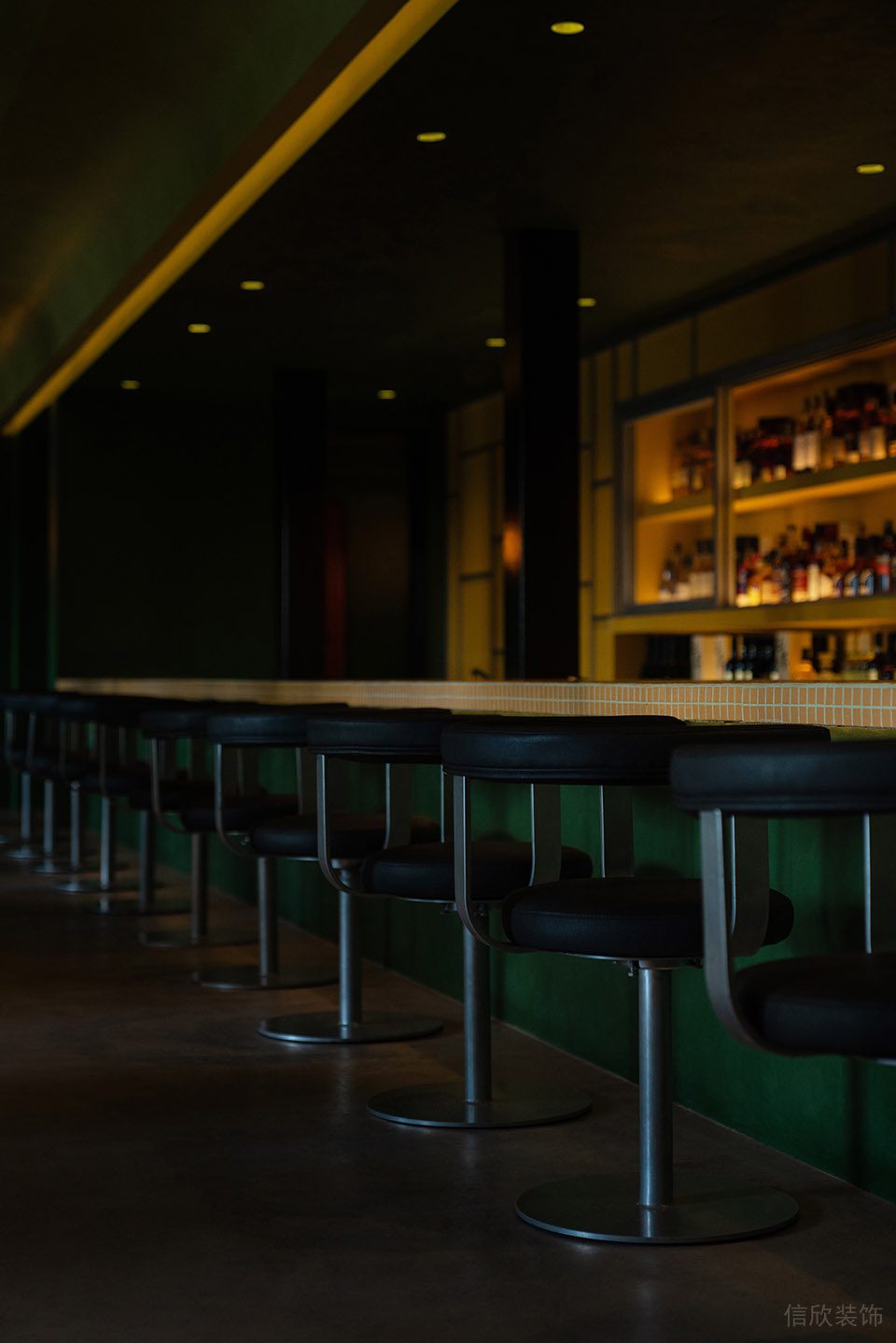 深圳羅湖區(qū)休閑風(fēng)格酒吧高臺搭配金屬酒吧椅裝修設(shè)計