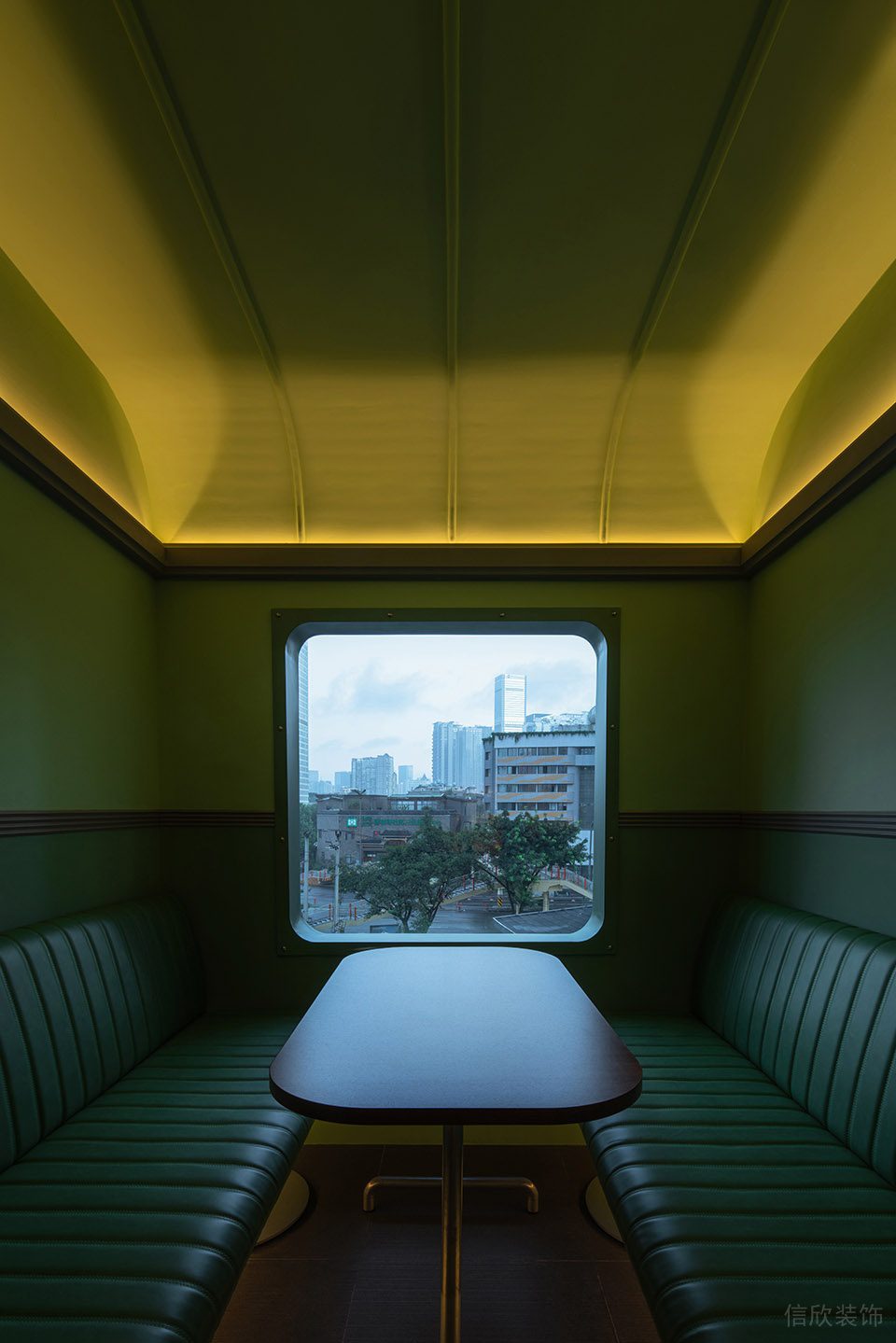 深圳羅湖區(qū)休閑風(fēng)格酒吧弧線天花卡座裝修設(shè)計