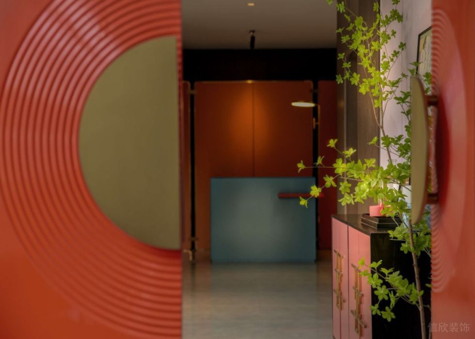 深圳龍華新中式風(fēng)格餐廳紅藍(lán)撞色典雅包廂入口裝修設(shè)計