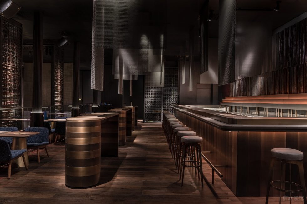 深圳南山黑色金屬高雅酒吧用餐區(qū)裝修設(shè)計(jì)