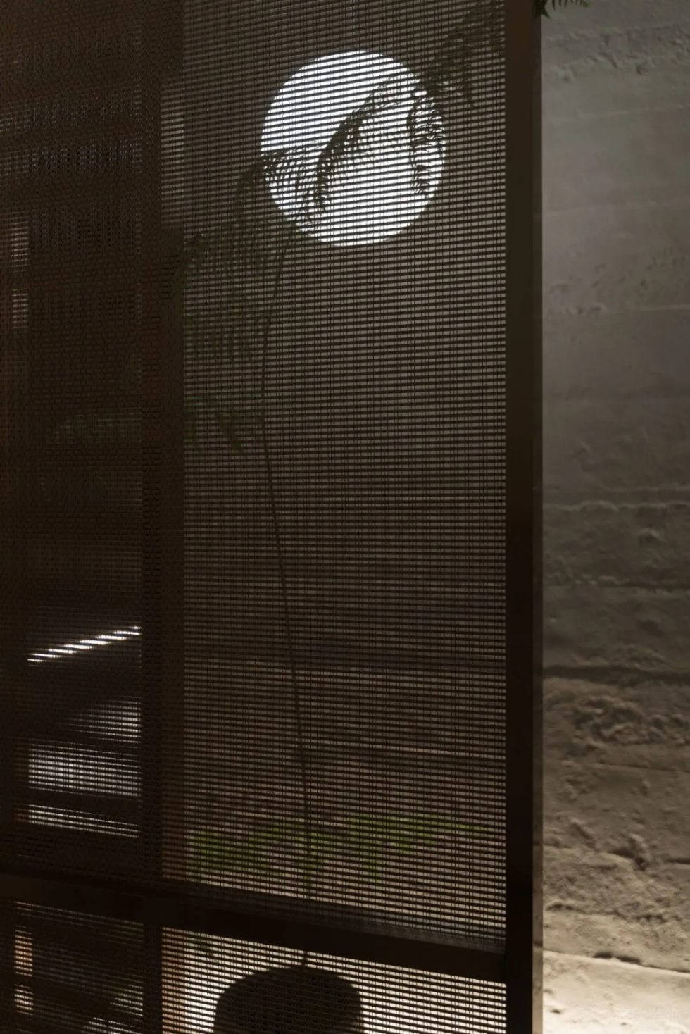 深圳南山區(qū)黑金新中式茶樓網(wǎng)格屏風裝飾設(shè)計