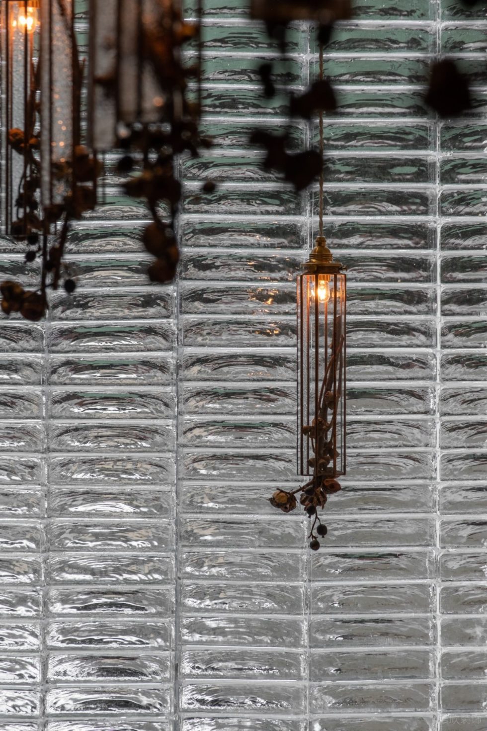 深圳南山區(qū)原木風(fēng)餐廳玻璃磚設(shè)計(jì)裝修