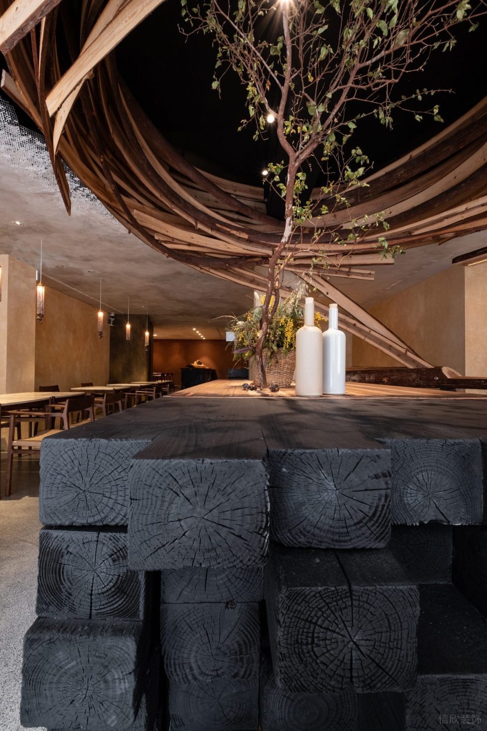 深圳南山區(qū)原木風(fēng)餐廳吧臺(tái)黑色原木設(shè)計(jì)裝修