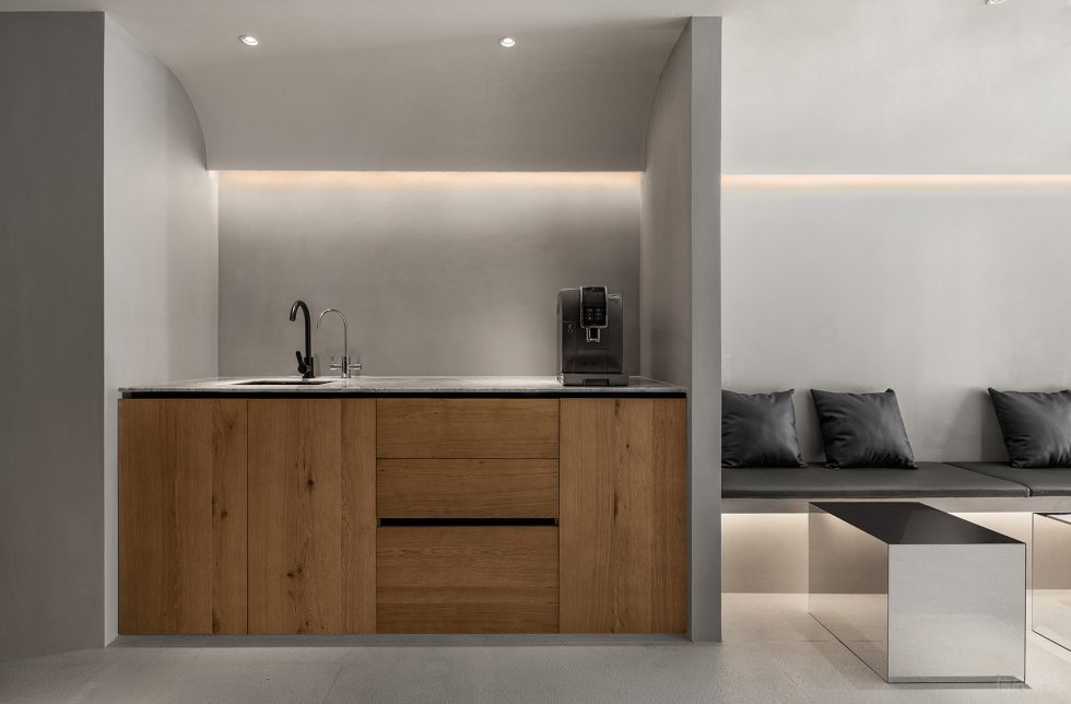 深圳市寶安區(qū)沙井現(xiàn)代服裝店裝修設(shè)計(jì)-原木飾面茶水臺(tái) 深圳市寶安區(qū)沙井現(xiàn)代服裝店裝修設(shè)計(jì)-原木飾面茶水臺(tái)