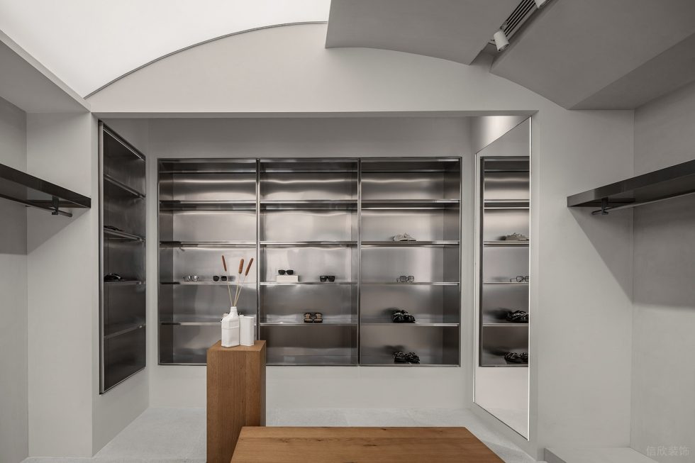 深圳市寶安區(qū)沙井現(xiàn)代服裝店裝修設(shè)計(jì)-金屬嵌入式墻面展區(qū) 深圳市寶安區(qū)沙井現(xiàn)代服裝店裝修設(shè)計(jì)-金屬嵌入式墻面展區(qū)