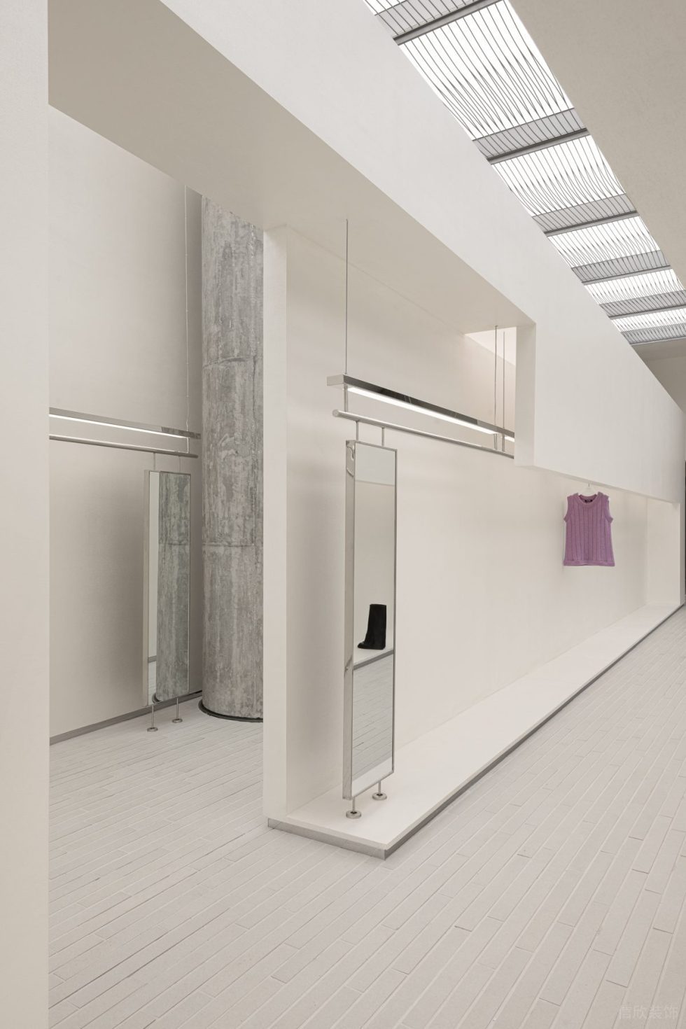 深圳市寶安區(qū)新安snd概念店裝修設(shè)計 衣服展示區(qū)