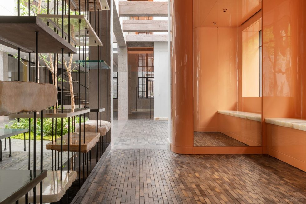 深圳市福田區(qū)黃岡原木風買手店潮牌EP YAYING旗艦店裝修設計-仿古小磚地面 深圳市福田區(qū)黃岡原木風買手店潮牌EP YAYING旗艦店裝修設計-仿古小磚地面