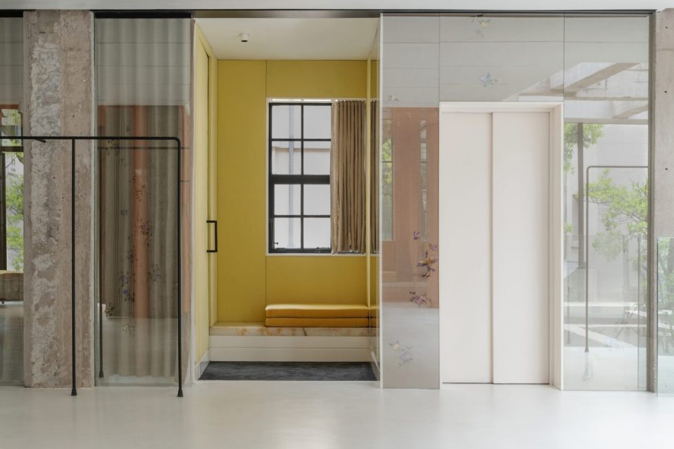 深圳市福田區(qū)黃岡原木風買手店潮牌EP YAYING旗艦店裝修設計-小卡座試衣間 深圳市福田區(qū)黃岡原木風買手店潮牌EP YAYING旗艦店裝修設計-小卡座試衣間