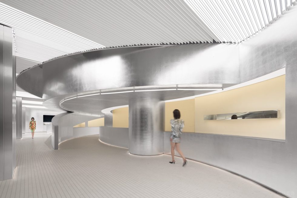 深圳市福田區(qū)景田現(xiàn)代風(fēng)美妝旗艦店裝修設(shè)計效果圖化妝品化妝品銀色弧形樓梯