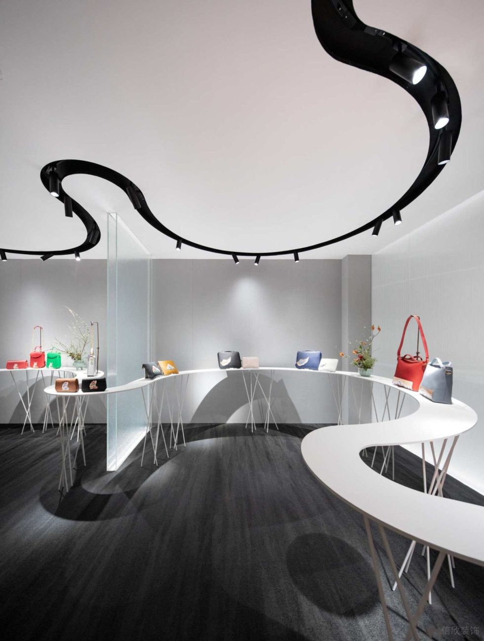 深圳市福田中心區(qū)現(xiàn)代風(fēng)皮革藝術(shù)形象店裝修設(shè)計-半圓弧藝術(shù)展臺二