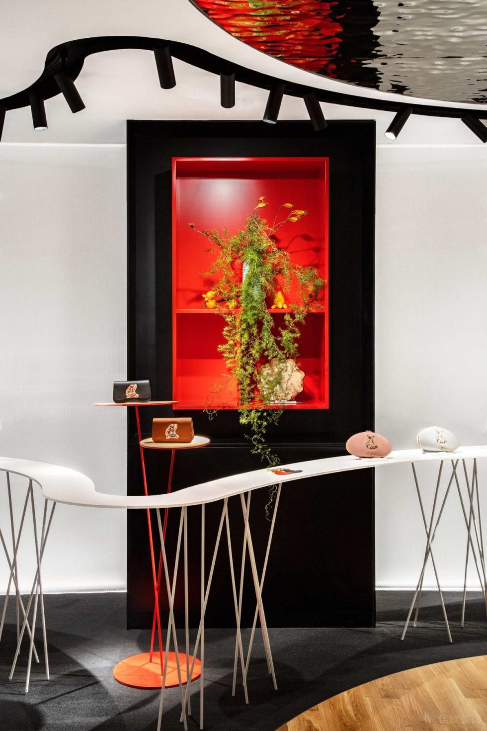 深圳市福田中心區(qū)現(xiàn)代風(fēng)皮革藝術(shù)形象店裝修設(shè)計-黑紅雙色壁柜