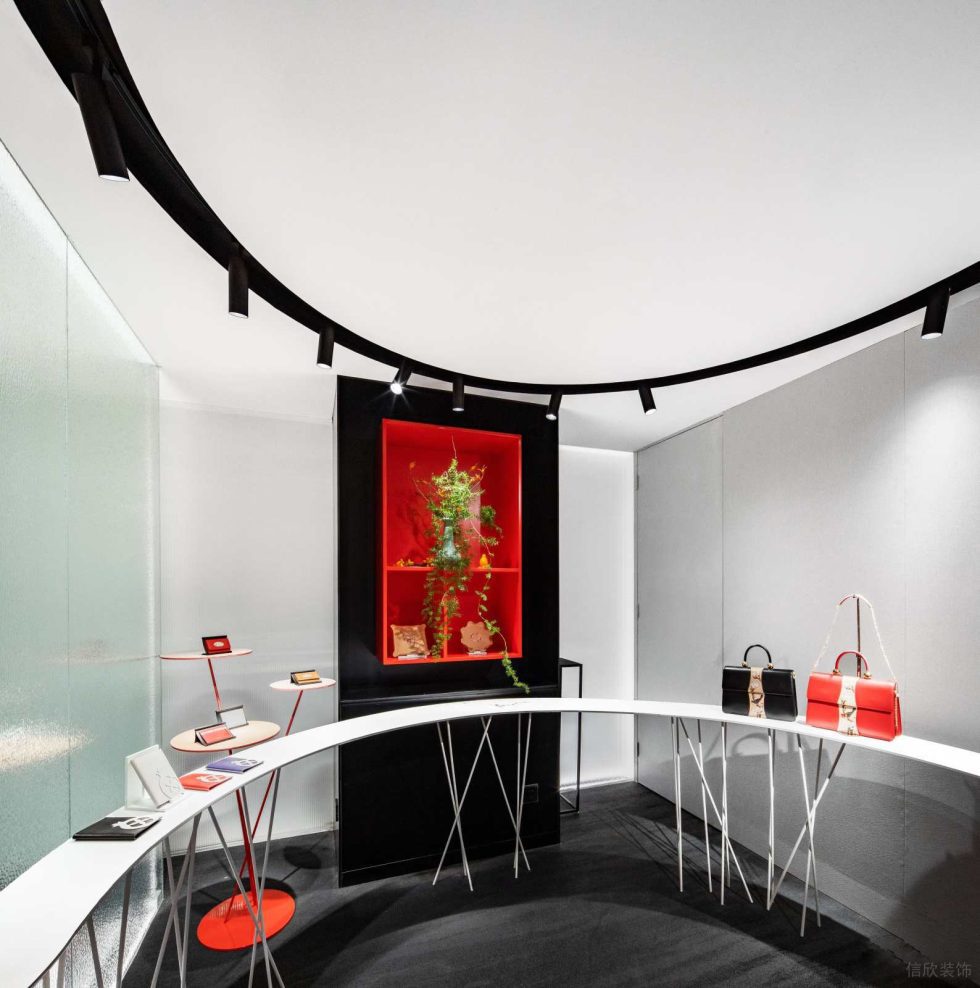 深圳市福田中心區(qū)現(xiàn)代風(fēng)皮革藝術(shù)形象店裝修設(shè)計-黑色弧形軌道燈