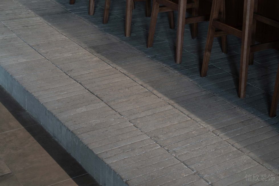 深圳市龍崗區(qū)中式風(fēng)格餐廳灰白色水泥磚面地面裝修設(shè)計(jì)