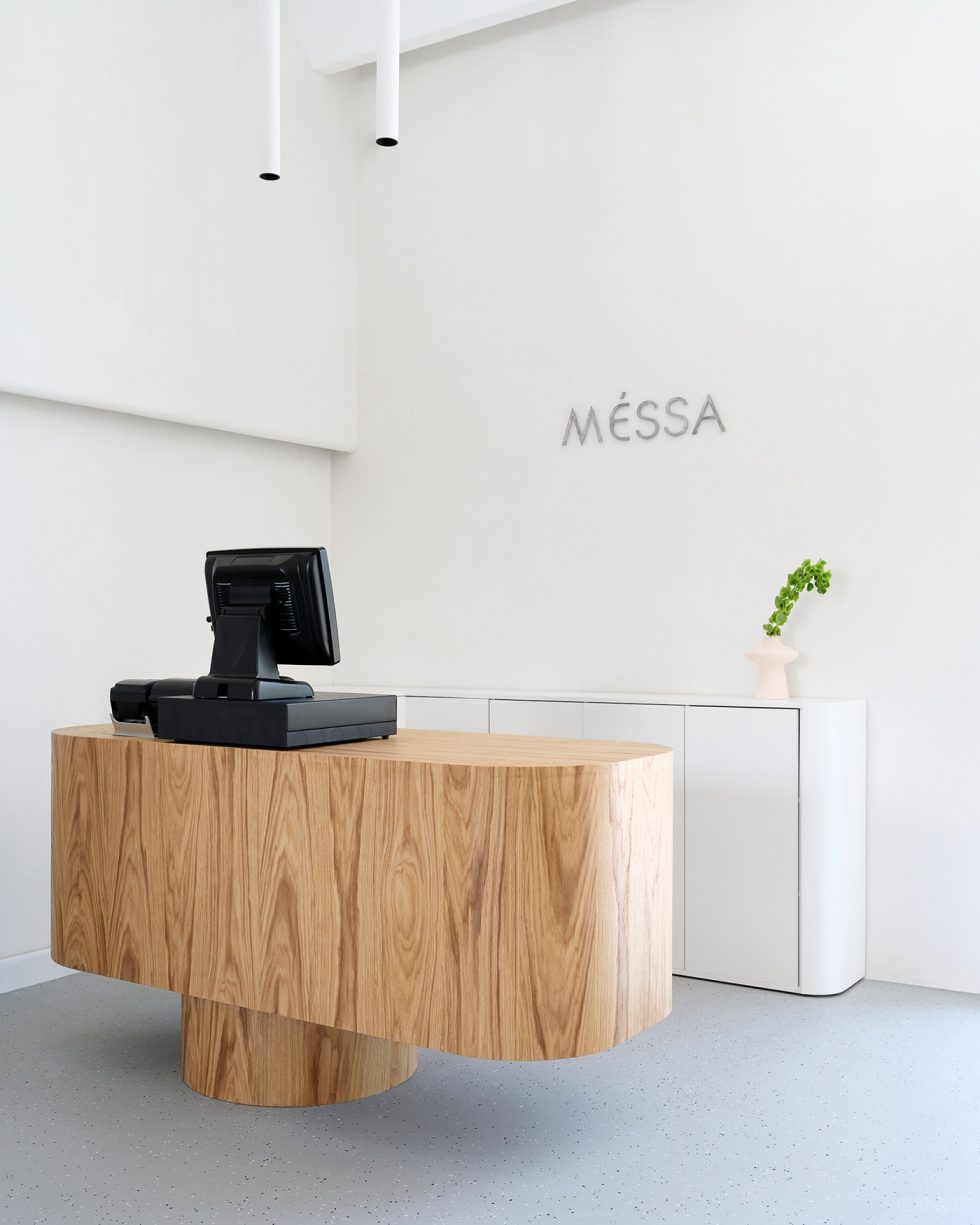 深圳市龍華區(qū)大浪侘寂風服裝店裝修設計-原木前臺 深圳市龍華區(qū)大浪侘寂風服裝店裝修設計-原木前臺