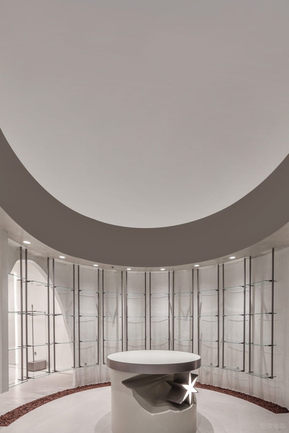 深圳市龍華區(qū)觀瀾服裝買手店裝修設計 圓弧展區(qū)