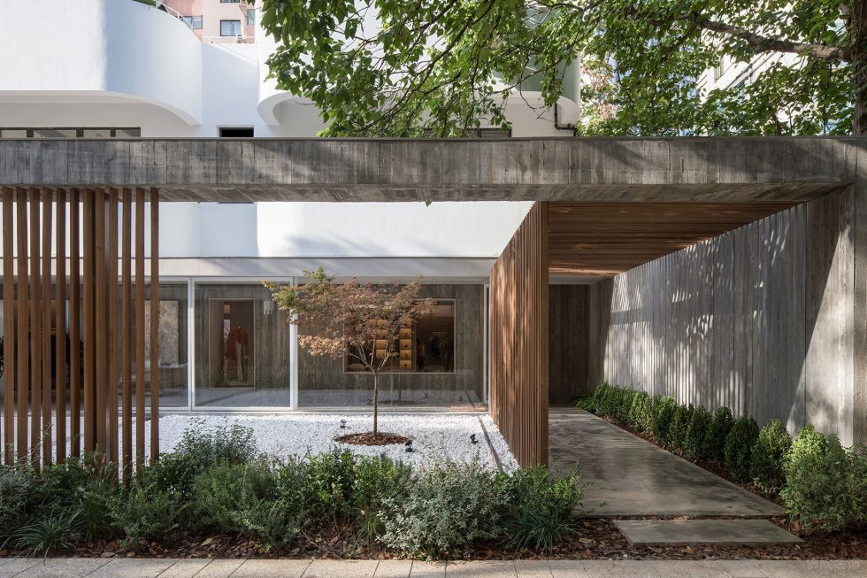 深圳市羅湖區人民南輕奢店女裝店EMME品牌店裝修設計-庭院式街景視角-格柵長廊入戶 深圳市羅湖區人民南輕奢店女裝店EMME品牌店裝修設計-庭院式街景視角-格柵長廊入戶