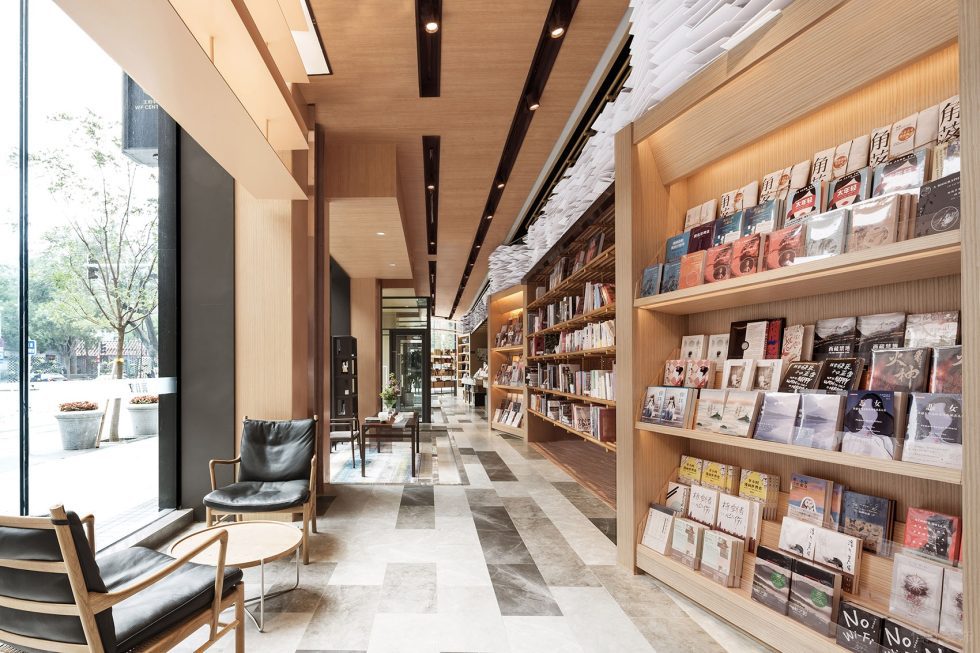 深圳市羅湖區(qū)銀湖現(xiàn)代風(fēng)原木風(fēng)書店裝修設(shè)計 落地窗閱讀區(qū)