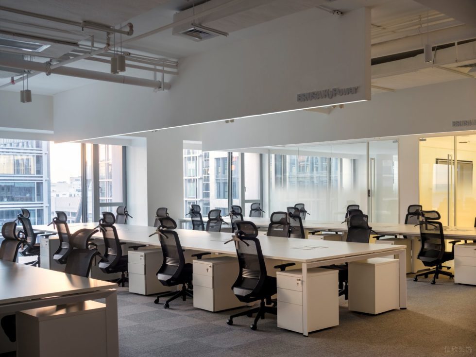 深圳市南山區華僑城大廈白色調極簡主義風格辦公室裝修設計案例 工作區