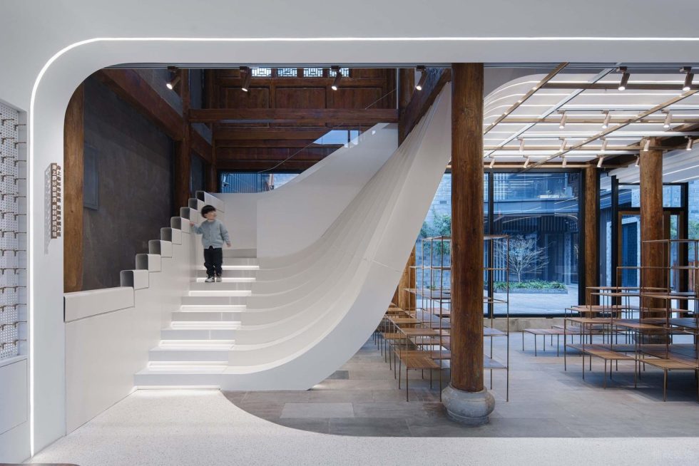 深圳市南山區華僑城工藝品店裝修設計-白色燈光傾斜樓梯 深圳市南山區華僑城工藝品店裝修設計-白色燈光傾斜樓梯