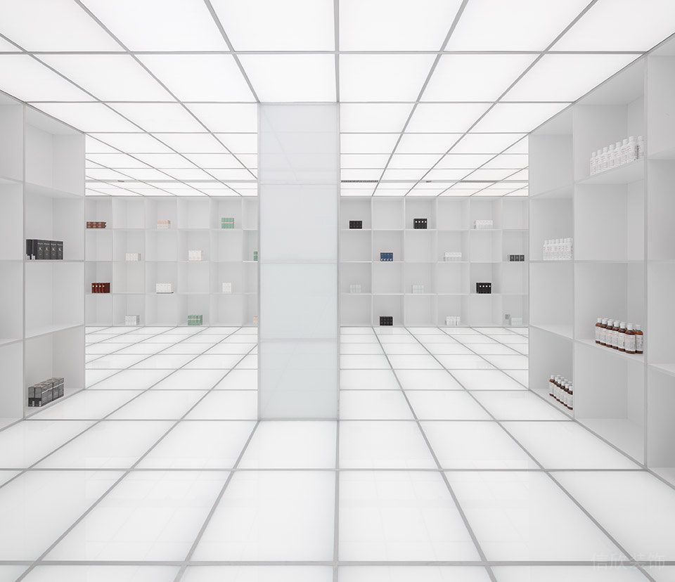 深圳市南山區(qū)南頭工業(yè)風(fēng)化妝品店裝修設(shè)計(jì)實(shí)景圖-白色展區(qū) 深圳市南山區(qū)南頭工業(yè)風(fēng)化妝品店裝修設(shè)計(jì)實(shí)景圖-白色展區(qū)