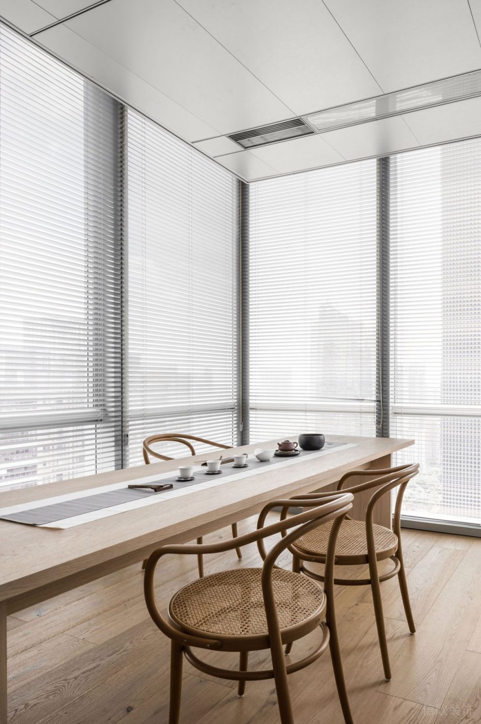 深圳市南山區(qū)天瓏大廈現(xiàn)代簡(jiǎn)約原木風(fēng)辦公室裝修設(shè)計(jì)方案 會(huì)客區(qū)