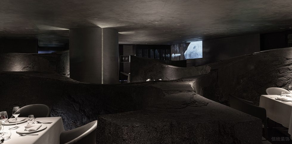 暗系工業風餐廳水泥矮墻大圓柱設計效果圖