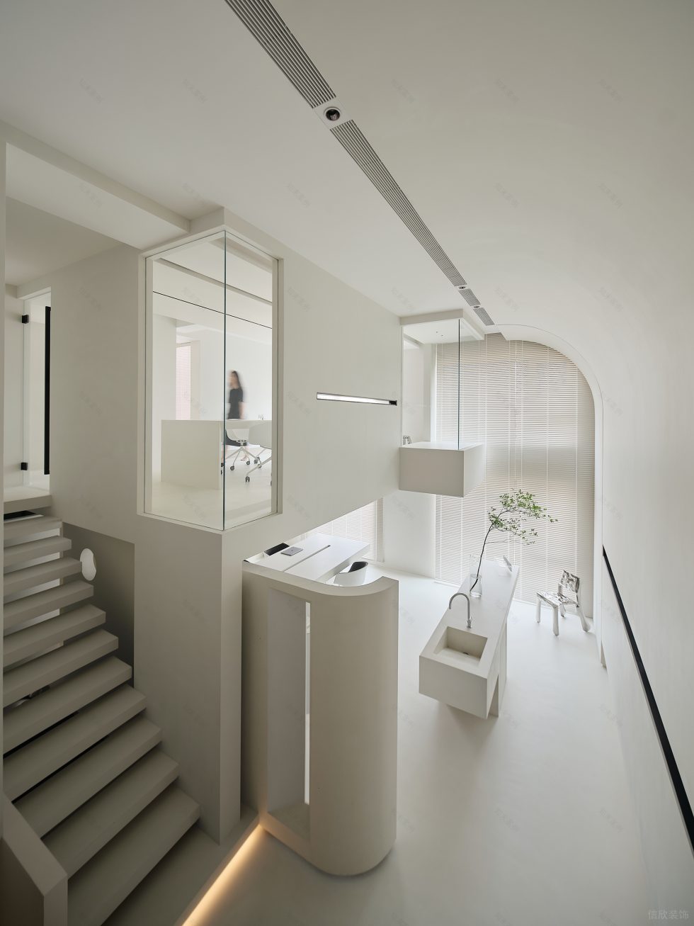 純白色極簡(jiǎn)風(fēng)小型辦公室裝修案例懸空式樓梯臺(tái)階 純白色極簡(jiǎn)風(fēng)小型辦公室裝修案例懸空式樓梯臺(tái)階