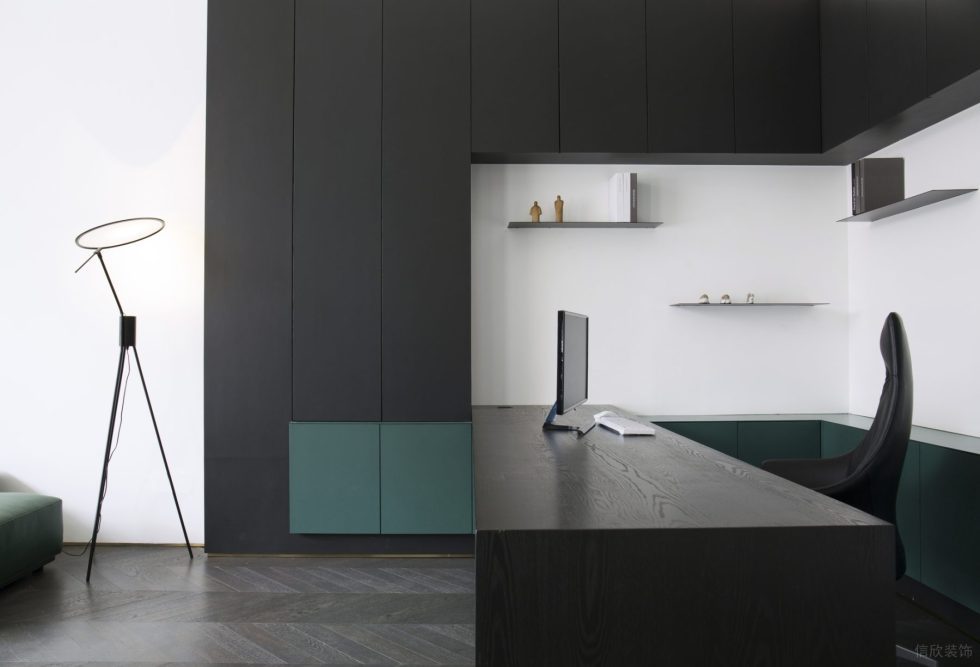 多元極簡(jiǎn)風(fēng)辦公室裝修設(shè)計(jì)深色調(diào)經(jīng)理辦公室
