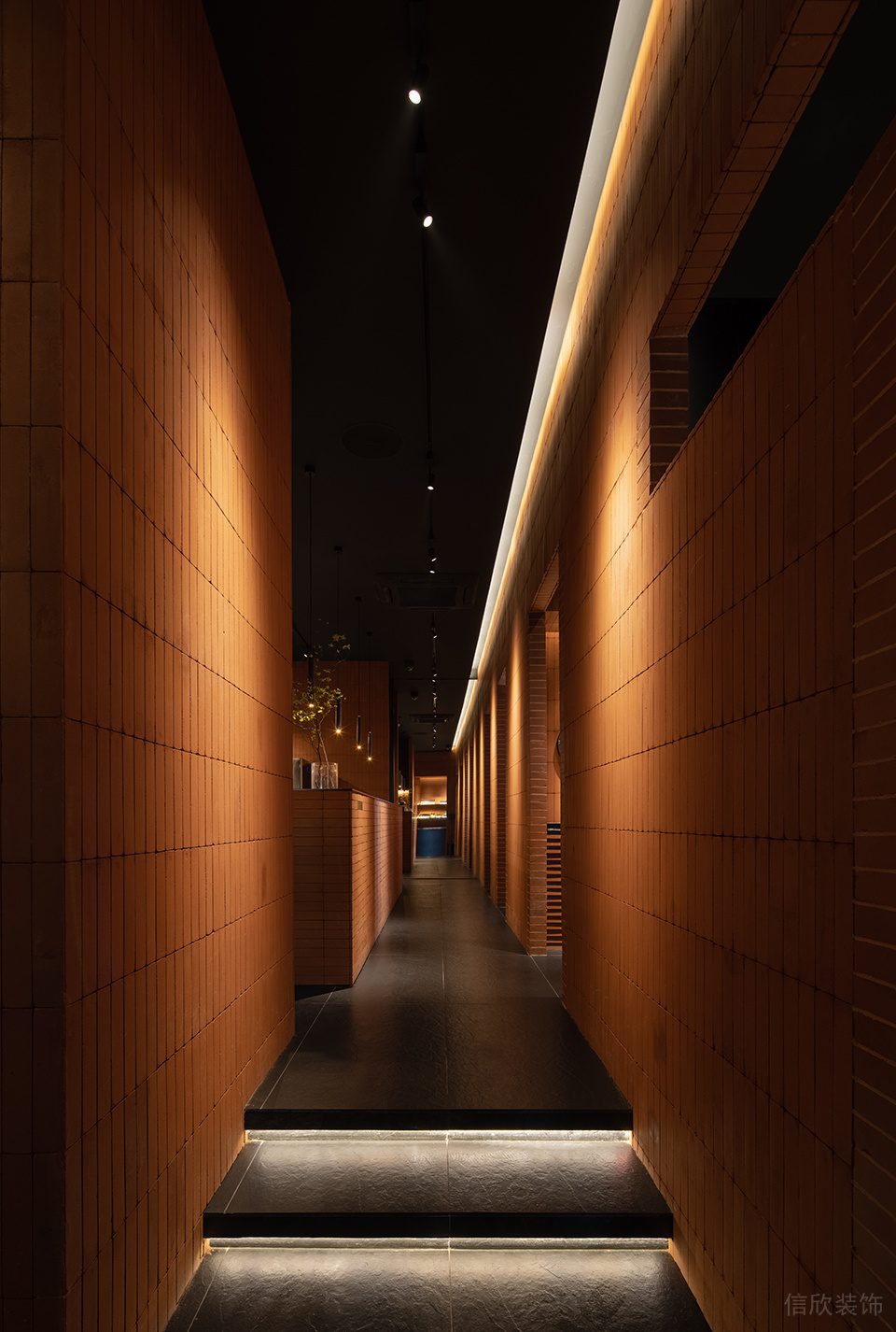 復古工業風餐廳橙黃色墻磚搭配黑色地磚過道裝修效果圖