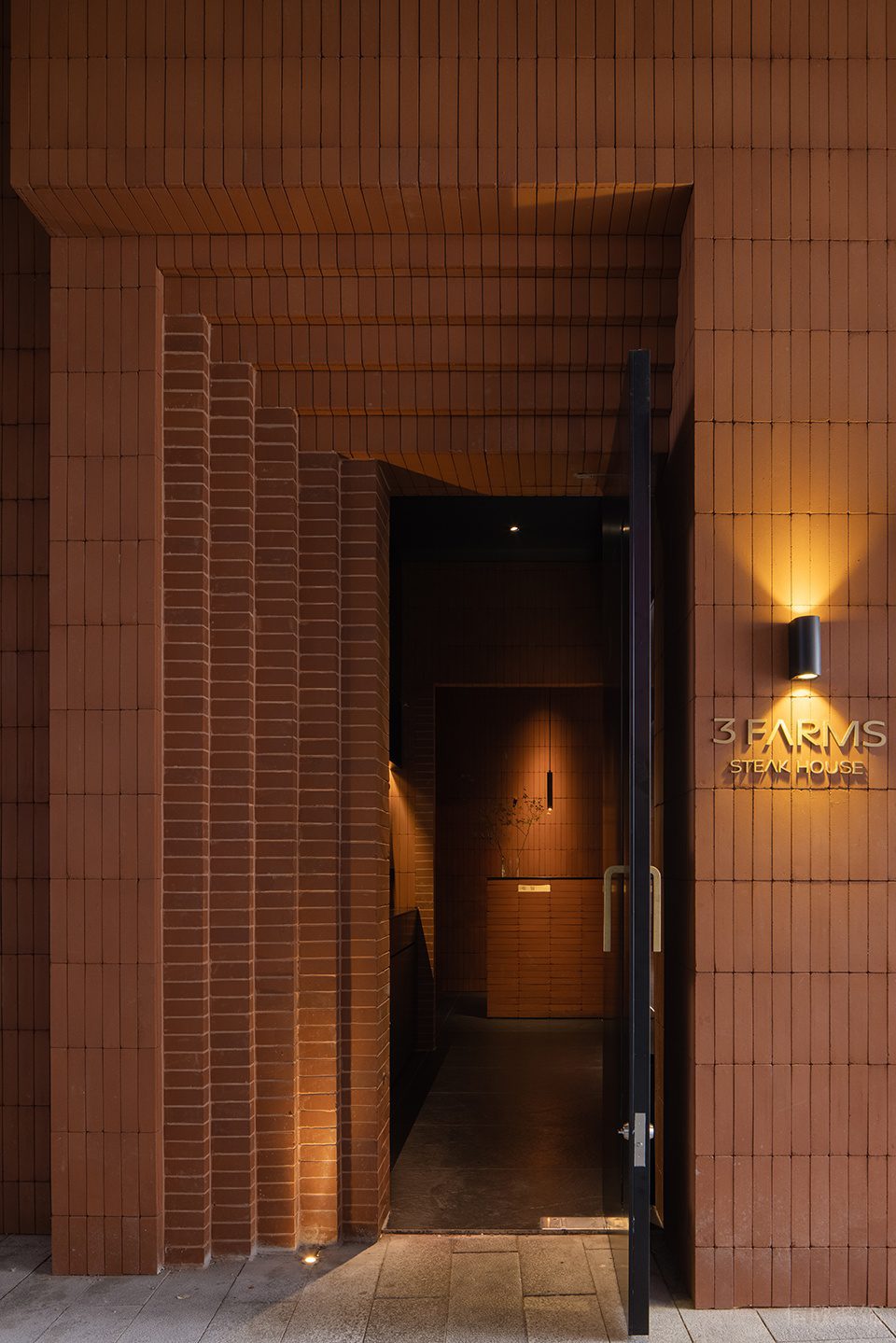 復古工業風餐廳入門處跌級裝修設計效果圖