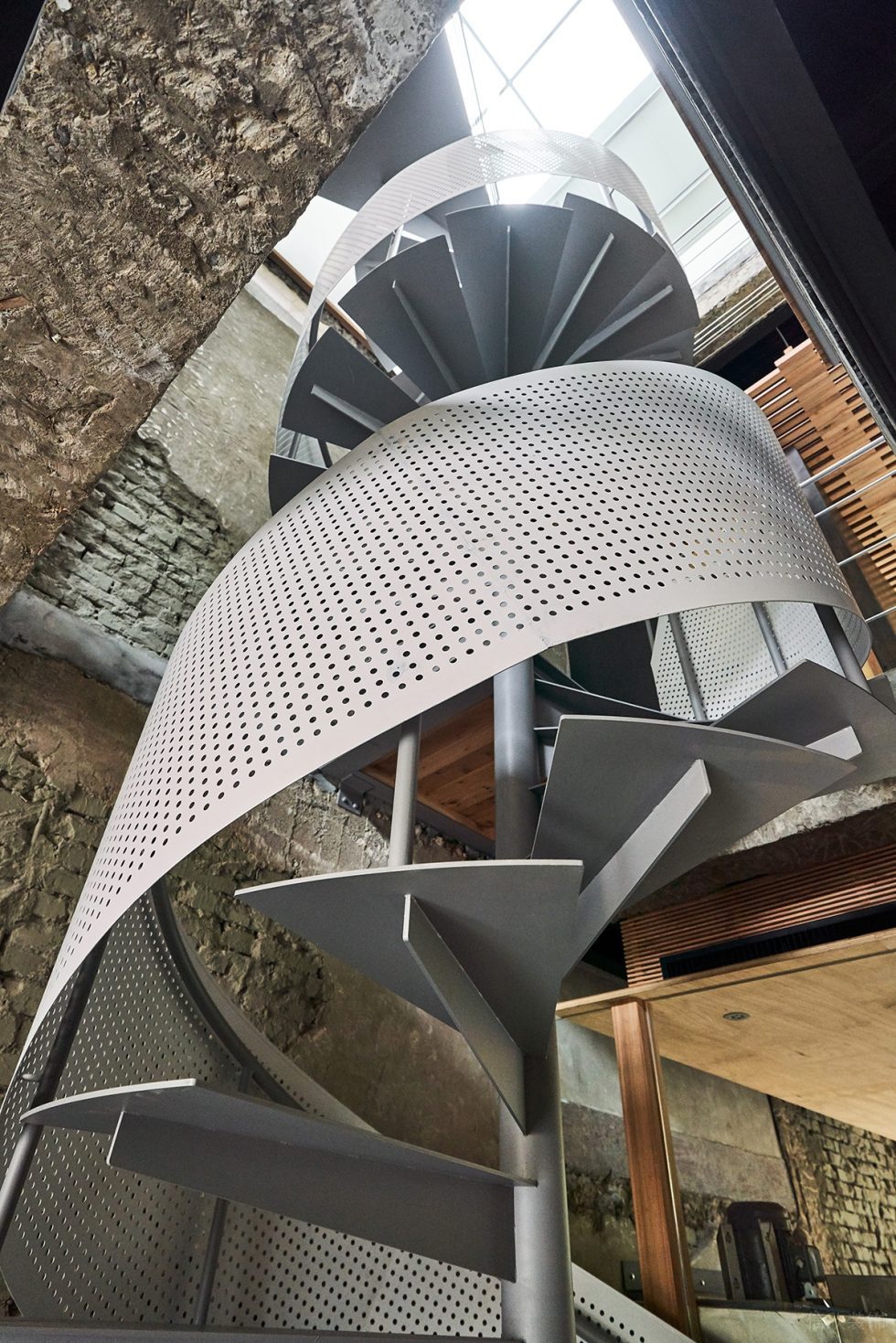 復(fù)古工業(yè)風格茶室灰白色旋轉(zhuǎn)樓梯裝修效果圖