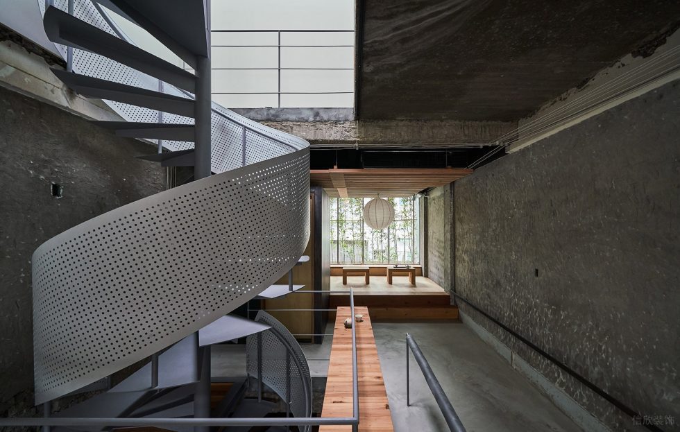 復(fù)古工業(yè)風格茶室廊道長條木制茶桌裝修效果圖