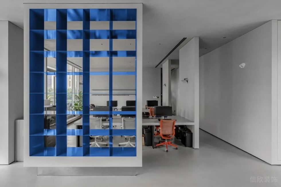 極簡黑白灰風格辦公室裝修案例藍色的裝飾陳列柜 極簡黑白灰風格辦公室裝修案例藍色的裝飾陳列柜