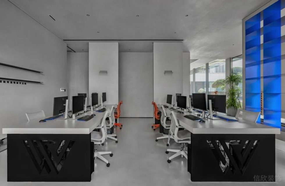深圳福田喜年中心極簡黑白灰風格辦公室裝修案例工作區(qū)效果圖