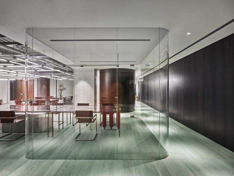 機械工業風辦公室裝修設計中性色弧形玻璃隔斷洽談室 機械工業風辦公室裝修設計中性色弧形玻璃隔斷洽談室