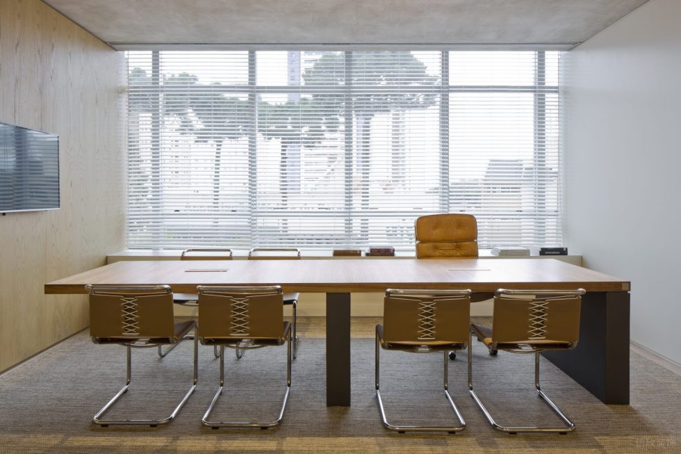 簡約原木風辦公室裝修設計原木色會議桌