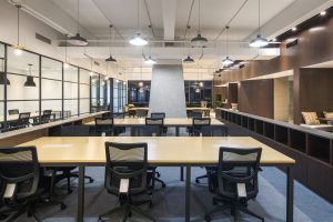 美式簡約風(fēng)辦公室裝修設(shè)計深色調(diào)辦公區(qū)效果圖