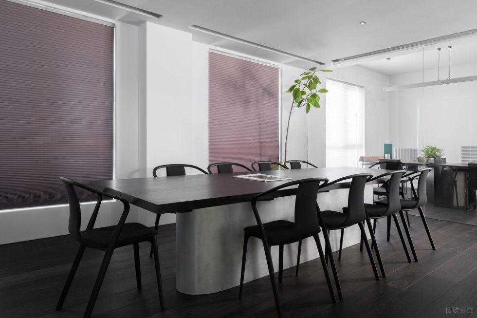 木質(zhì)簡約風(fēng)辦公室裝修設(shè)計深木色討論桌 木質(zhì)簡約風(fēng)辦公室裝修設(shè)計深木色討論桌