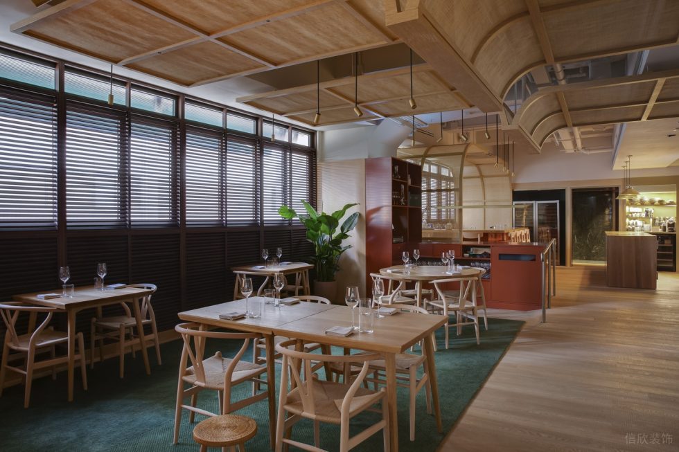 木質(zhì)歐式餐廳開放式用餐區(qū)裝修設(shè)計(jì)